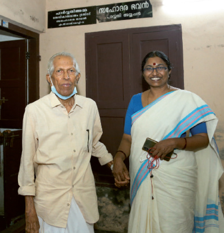 പ്രൊഫ. എം കെ സാനുവും പി എസ്‌ ശ്രീകലയും എറണാകുളത്തുള്ള  സഹോദരൻ അയ്യപ്പന്റെ വീട്ടിൽ -              ഫോട്ടോ: എം പി നിത്യൻ   